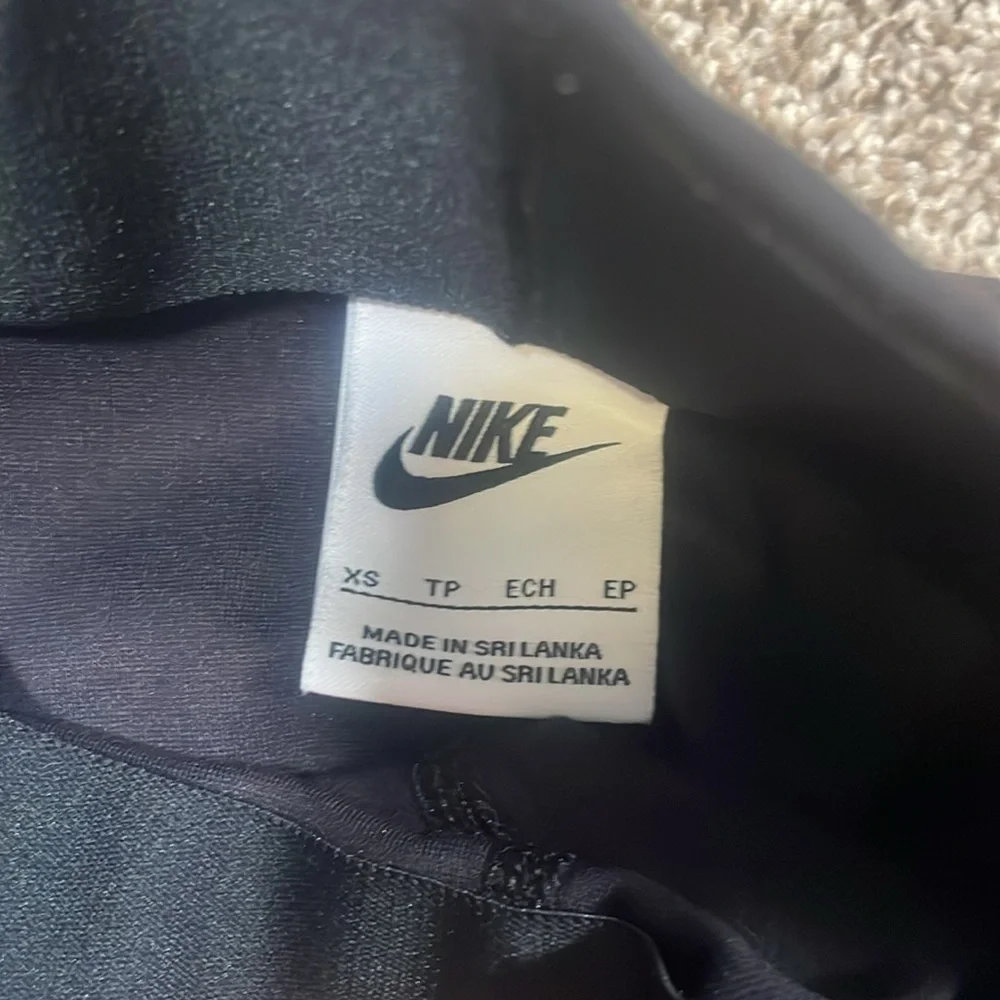 Nike women’s high rise at knee shorts - Picture 3 of 3